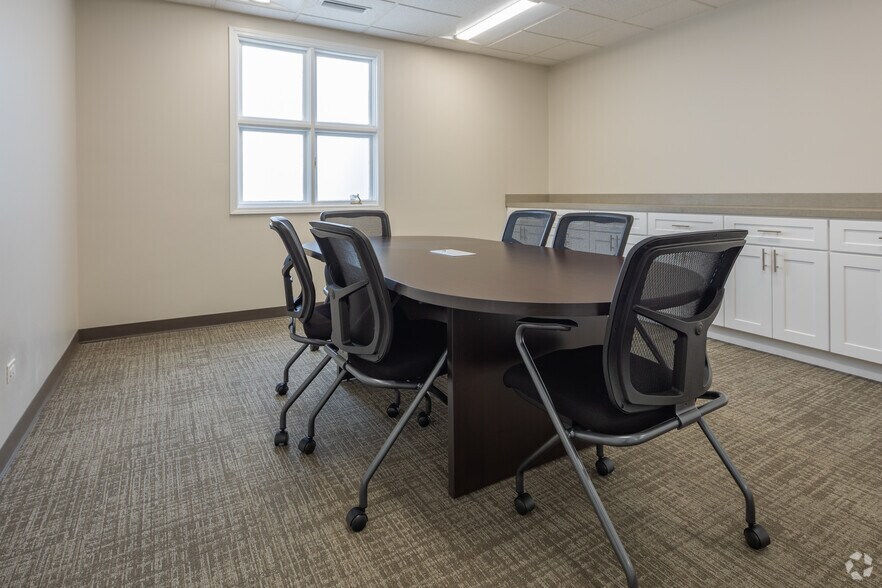 More Photos Of 900 Jorie Blvd, Oak Brook Unknown For Lease