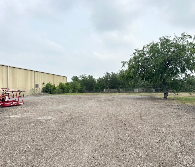 More Photos Of 7700 Padre Island Hwy, Brownsville Light Distribution For Lease