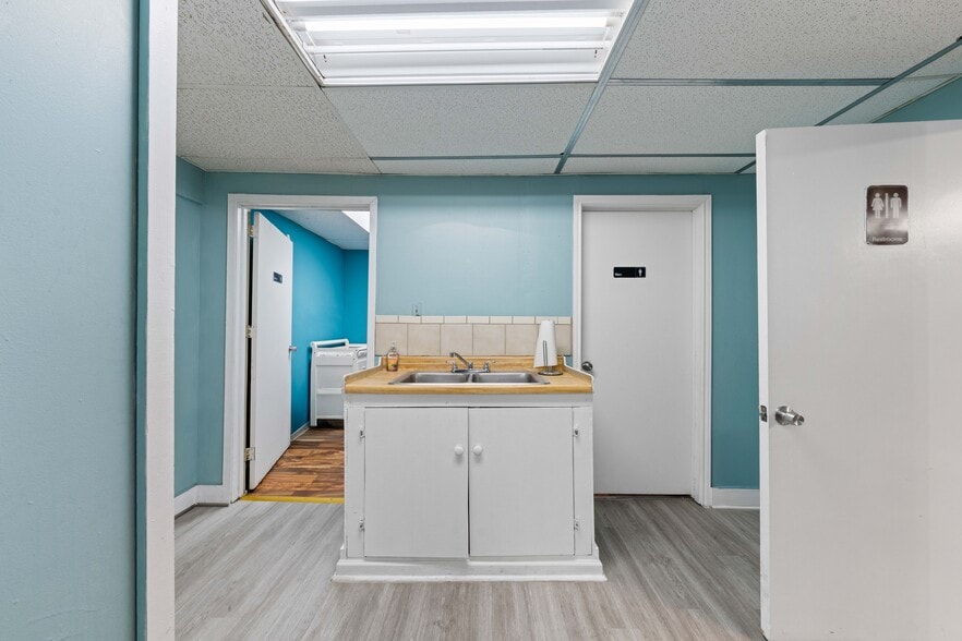 More Photos Of 4124 Blanco Rd, San Antonio Freestanding For Sale