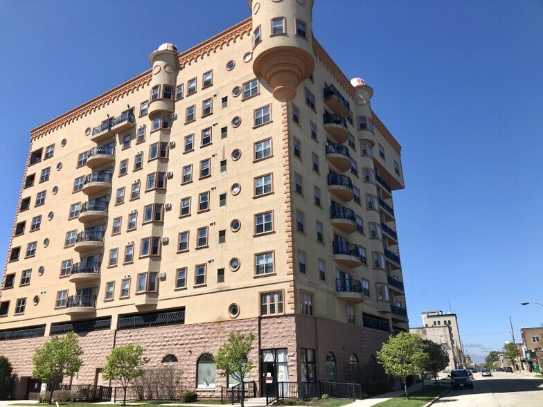 Primary Photo Of 5710 4th Ave, Kenosha Apartments For Lease