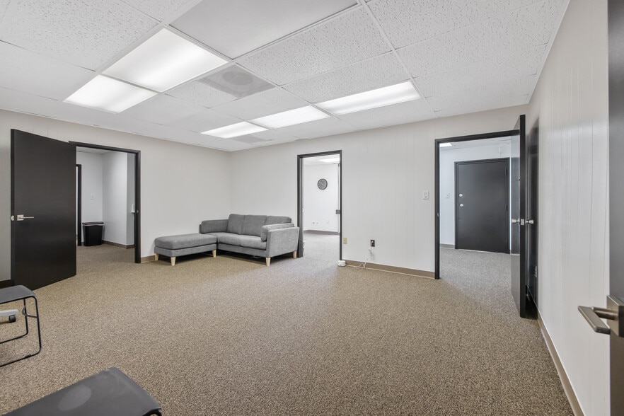 More Photos Of 1620 W Mineral King Ave, Visalia Office For Sale