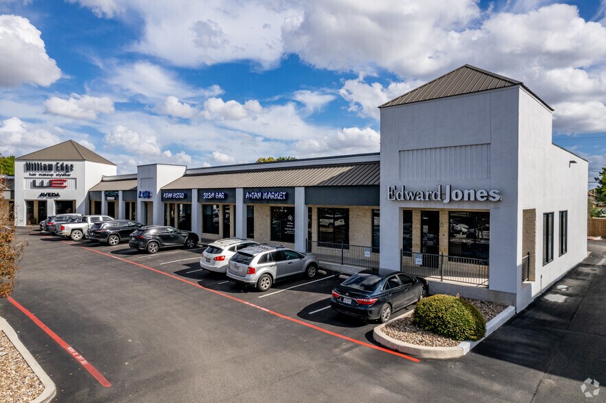 More Photos Of 1528 E Common St, New Braunfels General Retail For Sale