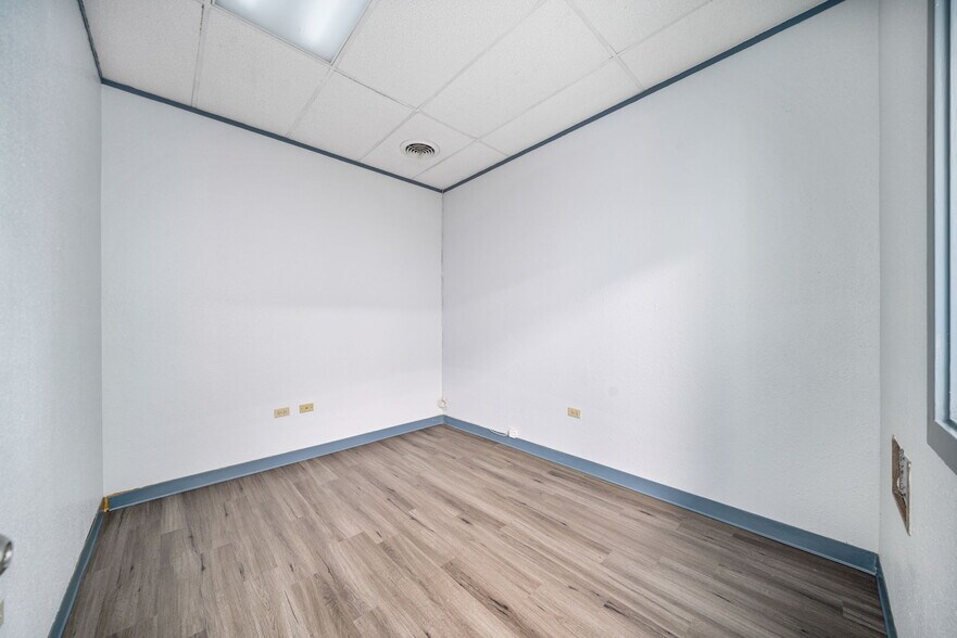 More Photos Of 201 W Poplar St, San Antonio Medical For Sale