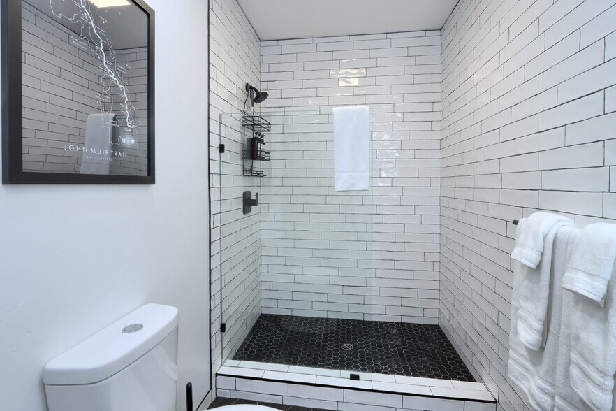 More Photos Of 49271 Golden Oak Loop, Oakhurst Hotel For Lease