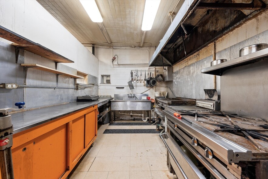 More Photos Of 201 W Oak St, West Service Station For Sale