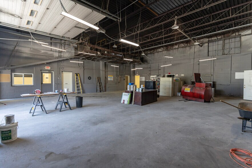 More Photos Of 2341 S Woodland Ave, Independence Warehouse For Sale