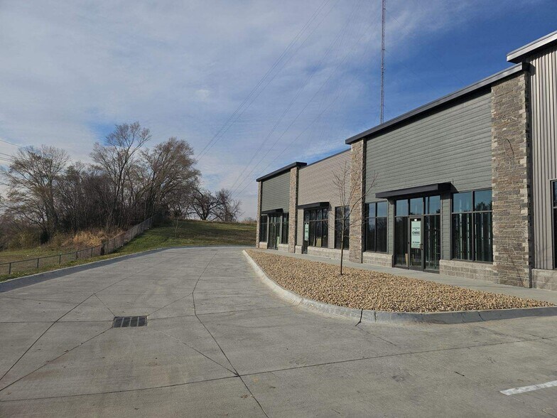 More Photos Of 606 N 210th St, Elkhorn Storefront For Lease