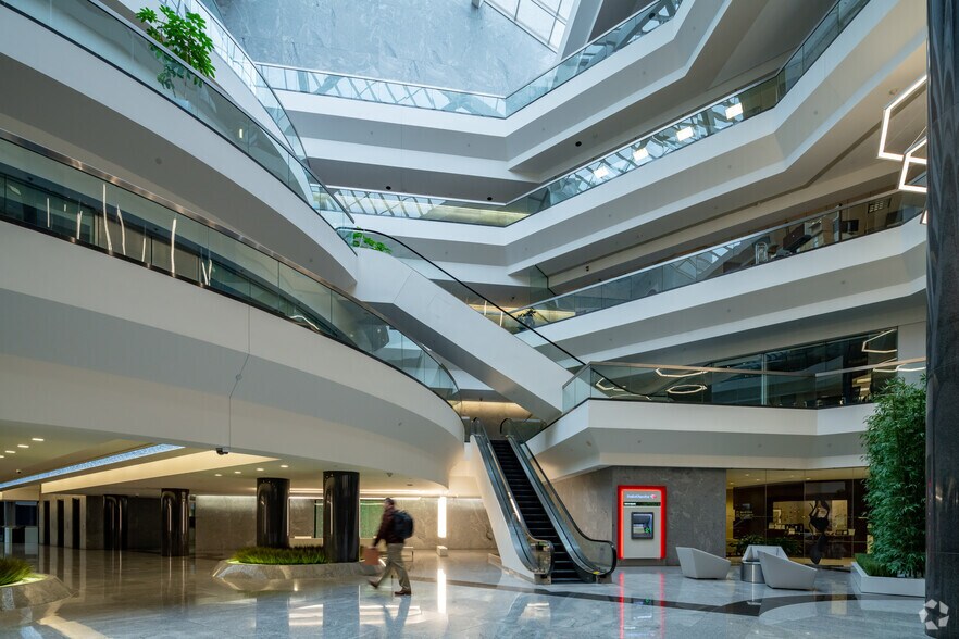 More Photos Of 2600 W Big Beaver Rd, Troy Office For Lease