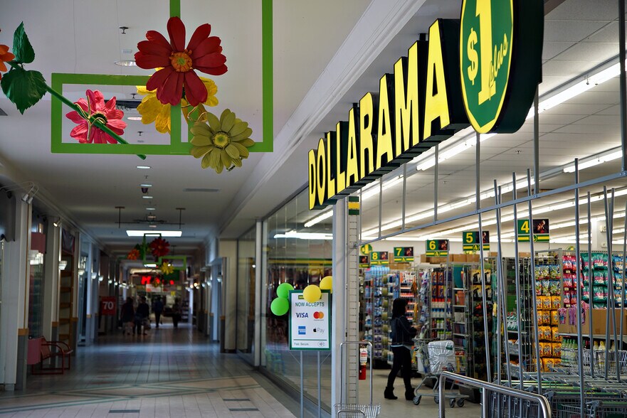 More Photos Of 2485-2541 Boul Sainte-Anne, Québec Storefront For Lease