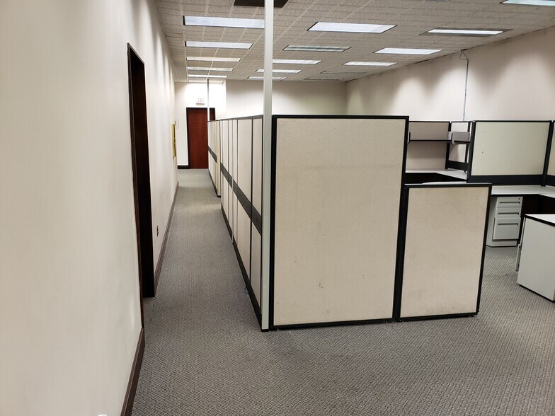 More Photos Of 495 Circle 85 St, College Park Warehouse For Lease