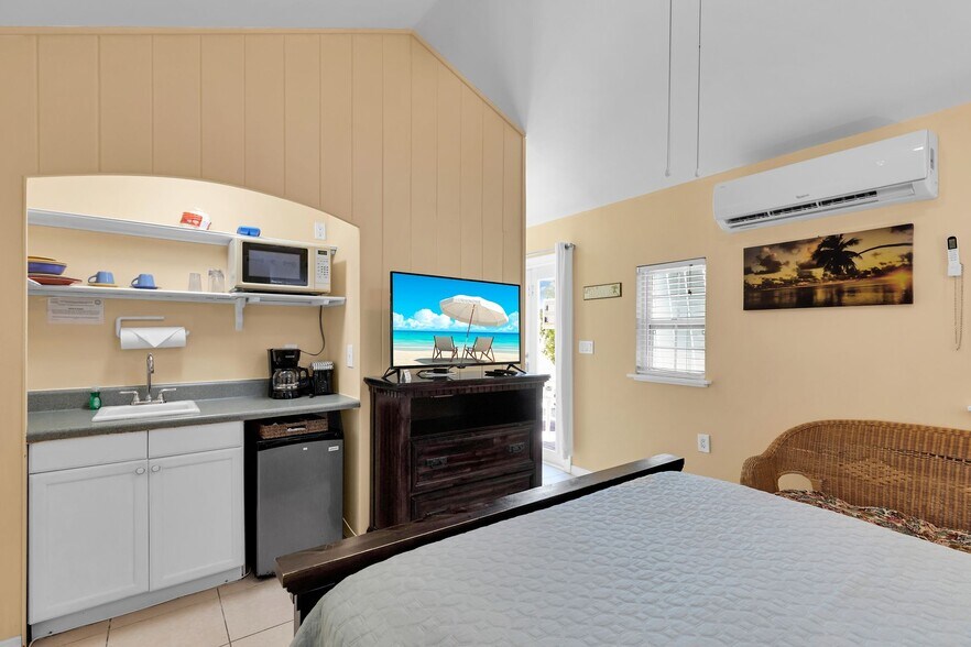More Photos Of 243 61st St, Marathon Hotel For Sale