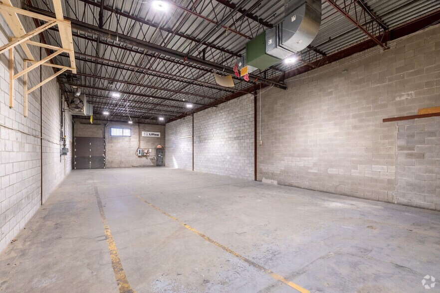 More Photos Of 1420-1490 Rue Beaulac, Saint-Laurent Light Distribution For Lease