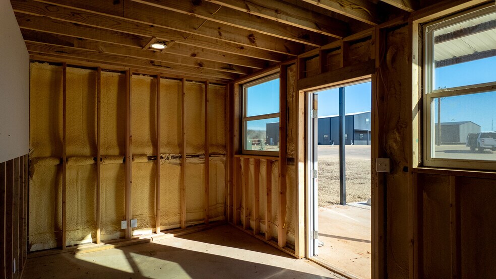 More Photos Of 625 Koloa Ave, Edmond Warehouse For Sale