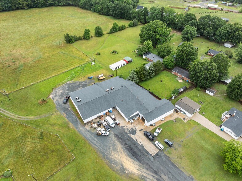 More Photos Of 704 N Central Ave, Locust Warehouse For Lease