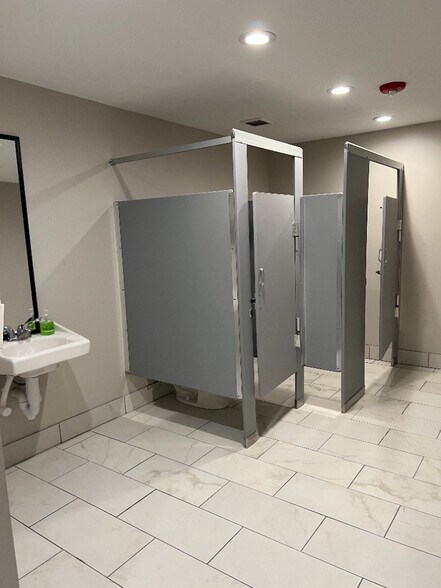 More Photos Of 1603 Albany St, Brunswick Light Distribution For Sale