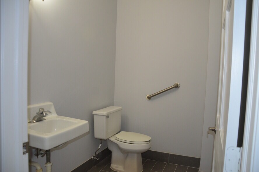 More Photos Of 510 N Collins St, Joliet Storefront For Lease