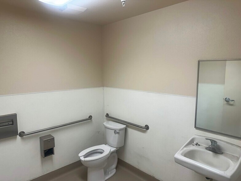 More Photos Of 617 Winmoore Way, Modesto Warehouse For Lease