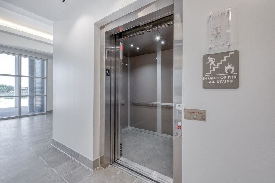 More Photos Of 12601 Metric Blvd, Austin Office For Sale