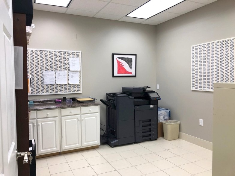 More Photos Of 700 Churchill Ct, Woodstock Office For Lease