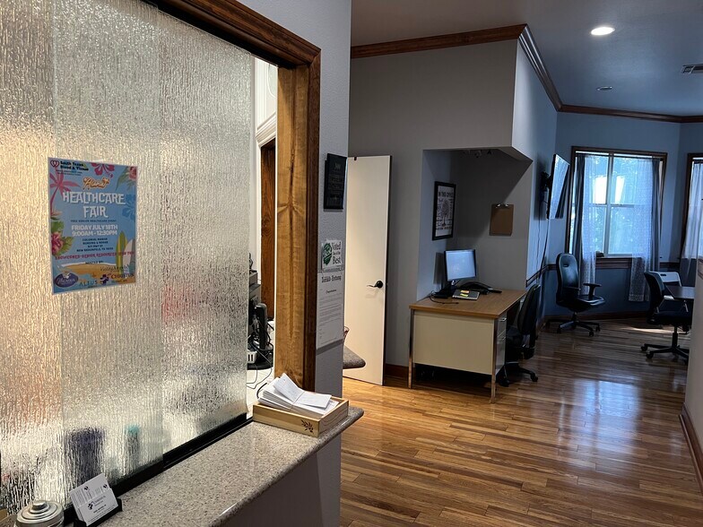 More Photos Of 921 Lakeview Blvd, New Braunfels Medical For Lease