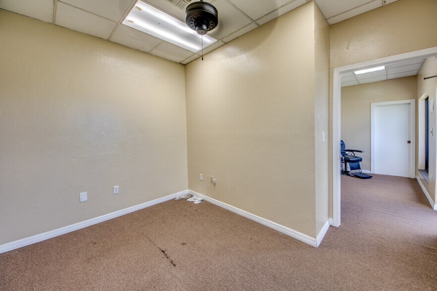 More Photos Of 931 NE 7th St, Cape Coral Warehouse For Sale