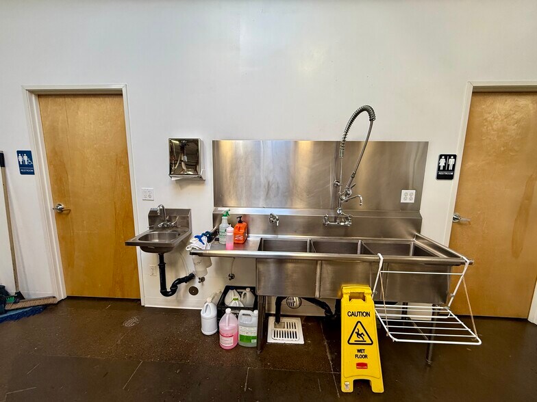 More Photos Of 923-935 SE Hawthorne Blvd, Portland Showroom For Lease