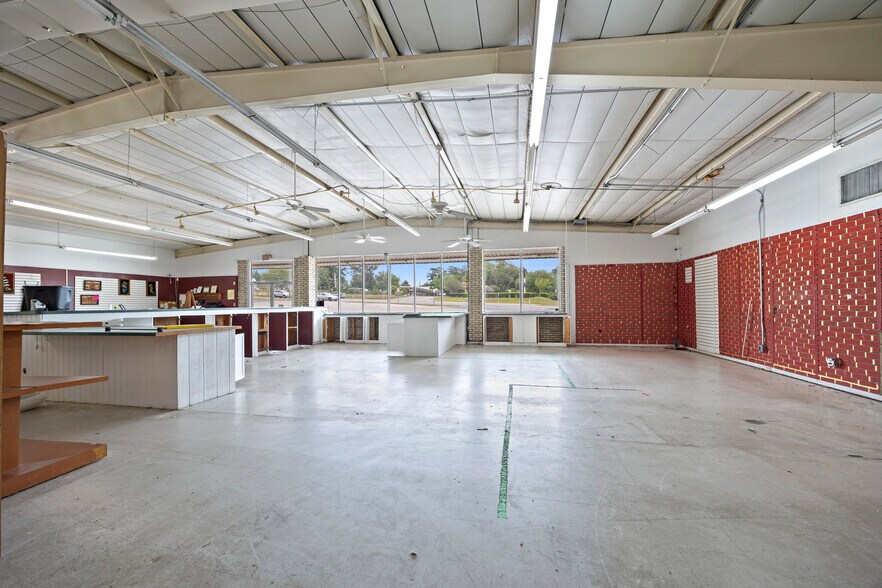 More Photos Of 1330 SW Main Blvd, Lake City Freestanding For Sale