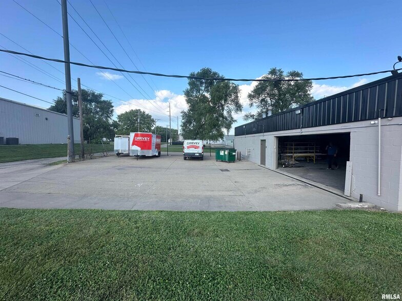 More Photos Of 817 NE Adams St, Peoria Warehouse For Sale