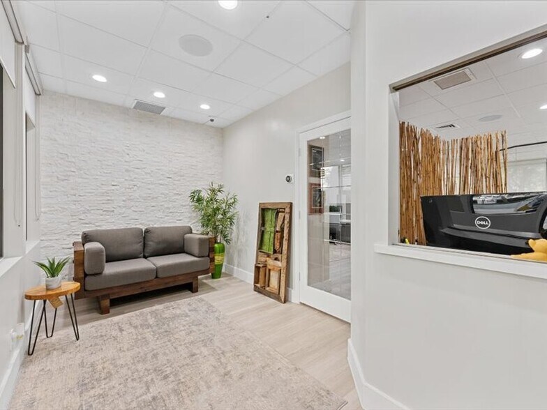 More Photos Of 2295 NW Corporate Blvd, Boca Raton Office Residential For Lease