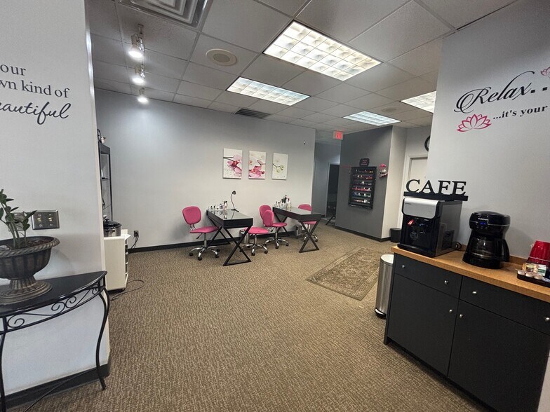 More Photos Of 1714-1720 Manhattan Dr, Waukesha Storefront For Lease