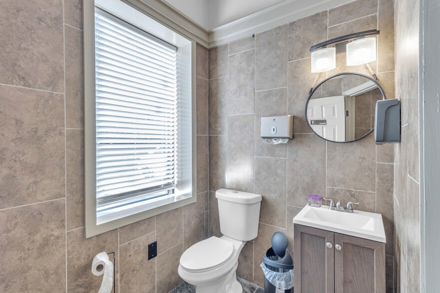 More Photos Of 33 S Carolina St, Hartwell Restaurant For Sale