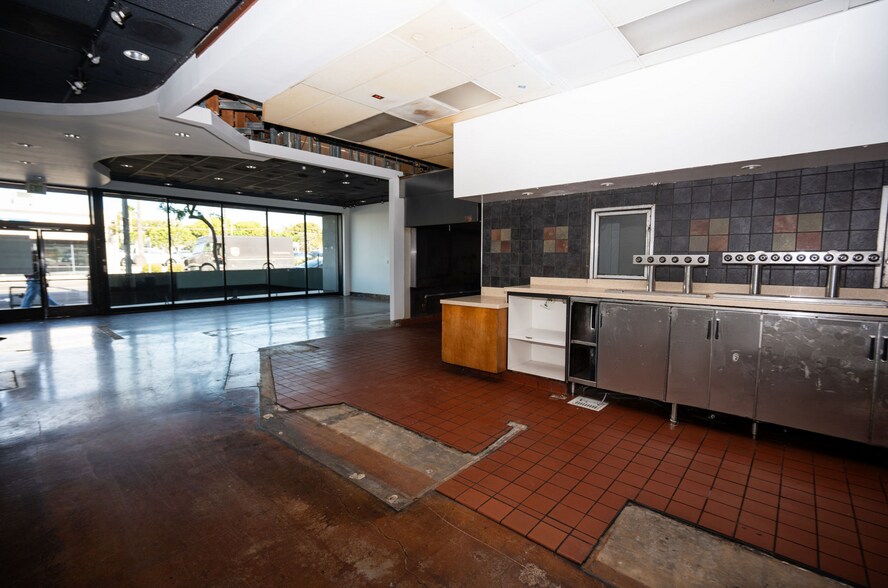 More Photos Of 1221-1231 Garnet Ave, San Diego Storefront For Lease