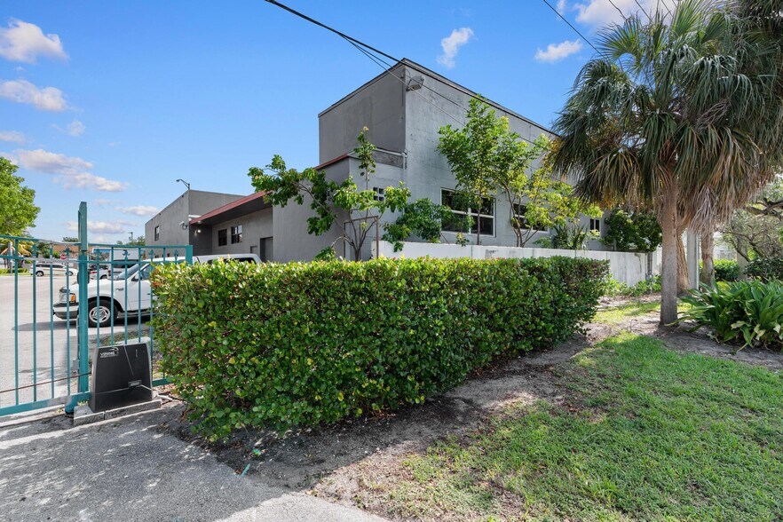 More Photos Of 1500 E Commercial Blvd, Fort Lauderdale Freestanding For Sale