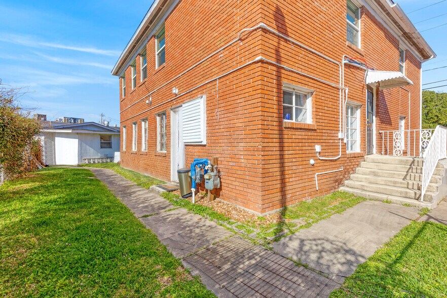 More Photos Of 5804 Newcastle St, Bellaire Office For Lease