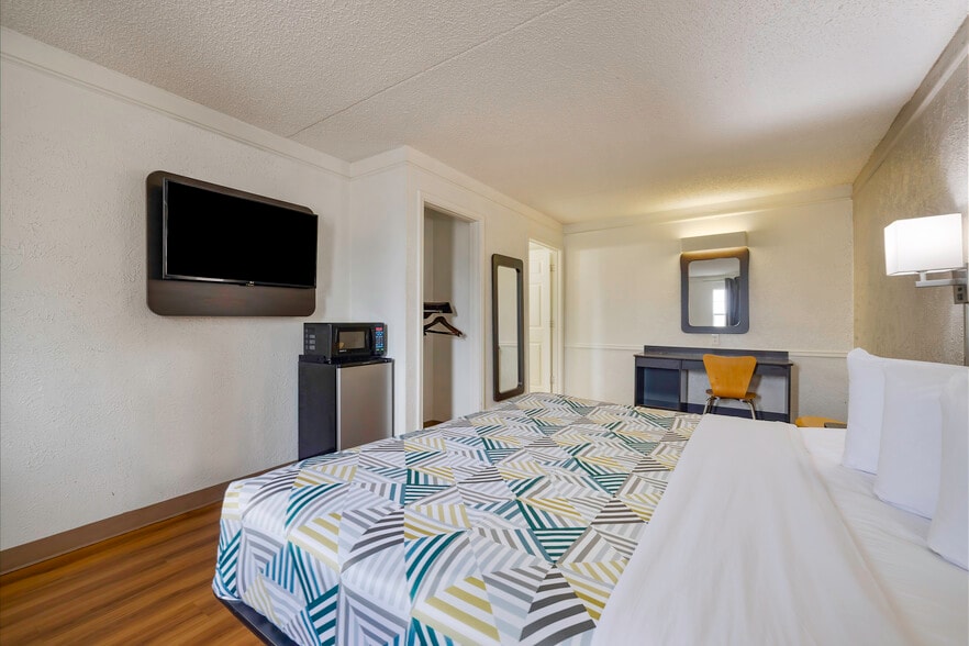 More Photos Of 220 I-10, Beaumont Hotel For Sale