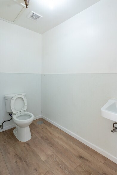 More Photos Of 328 7th St, Oakland Storefront Retail Office For Lease