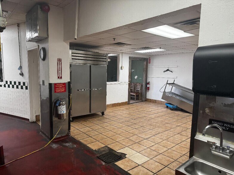 More Photos Of 6915 Spencer Hwy, Pasadena Restaurant For Lease