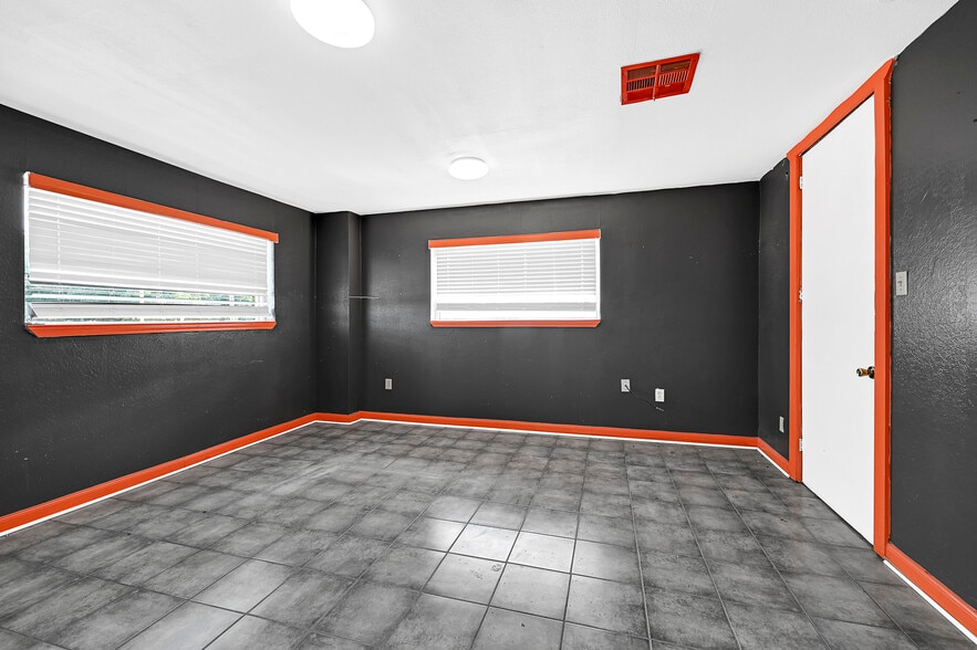 More Photos Of 1517 Spencer Highway, La Porte Auto Repair For Sale