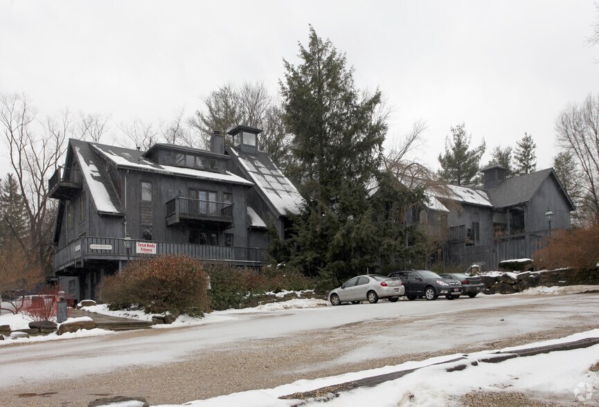 Primary Photo Of 6138 Riverview Rd, Peninsula Office Residential For Lease