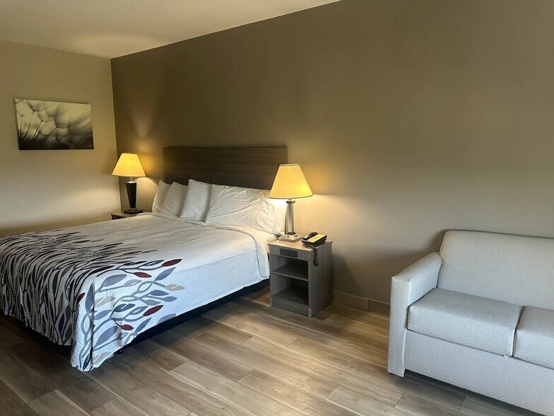 More Photos Of 702 Highway 146 S, La Porte Hotel For Sale