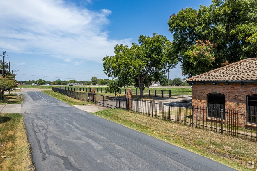 More Photos Of 2323 N Walton Walker Blvd, Dallas Office For Sale