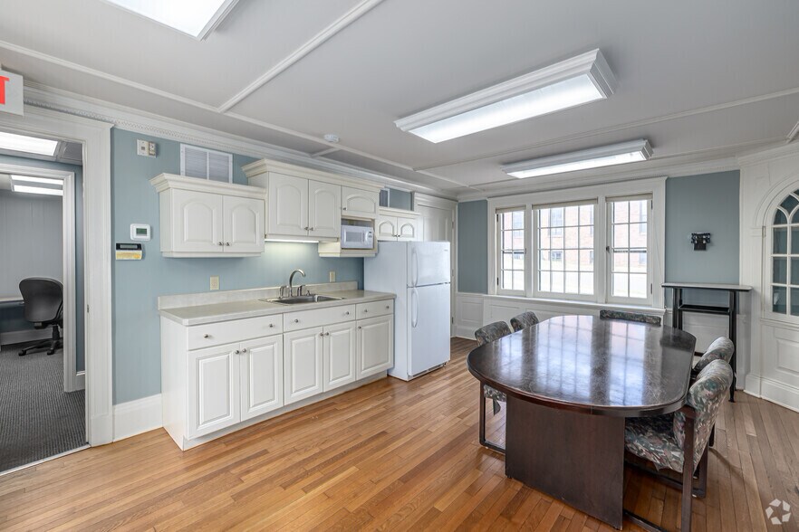 More Photos Of 109 Broad St, Middletown Office Residential For Lease