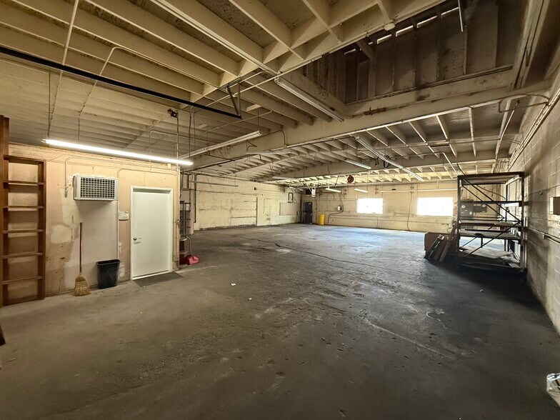More Photos Of 1849 N Victory Pl, Burbank Warehouse For Lease