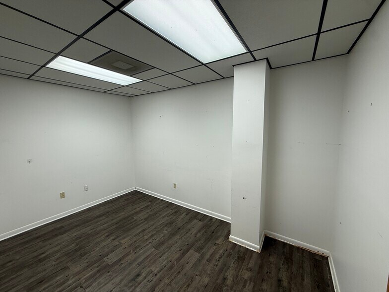 More Photos Of 1535 N Cogswell St, Rockledge Warehouse For Lease