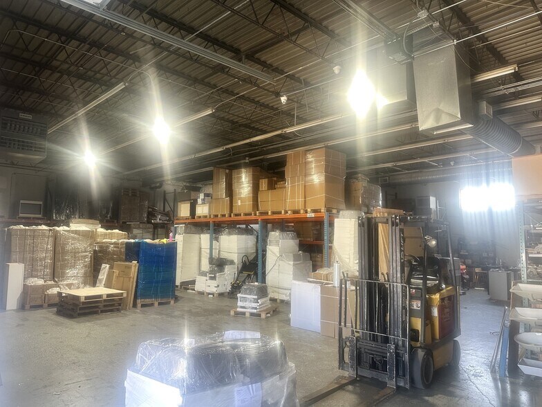 More Photos Of 1401 Busse Rd, Elk Grove Village Showroom For Lease