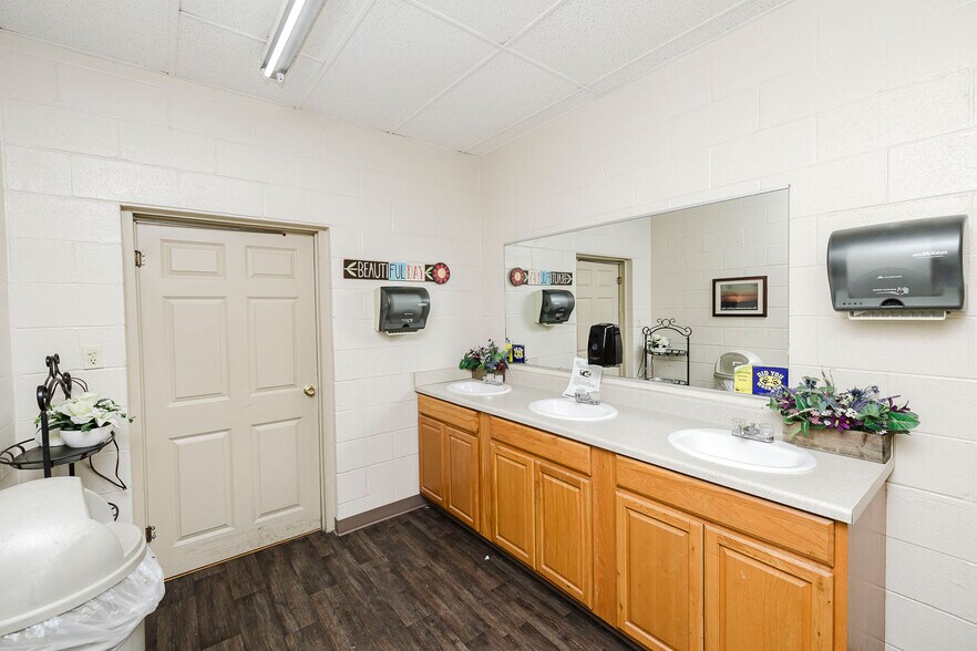 More Photos Of 2206 E 101st St N, Valley Center Specialty For Sale