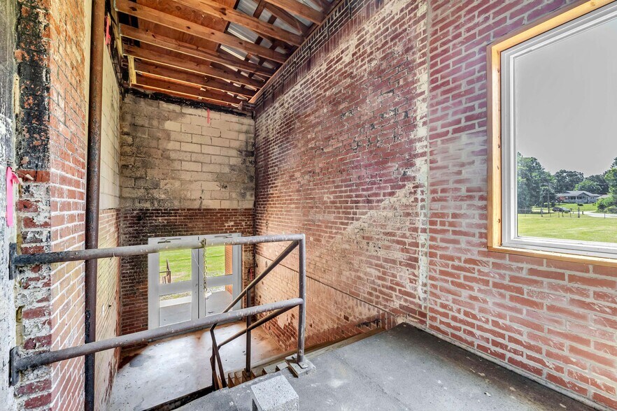 More Photos Of 217 E Aiken Rd, Eden Showroom For Lease