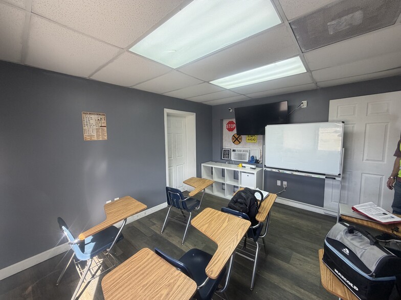 More Photos Of 3303 37th St, Orlando Warehouse For Lease