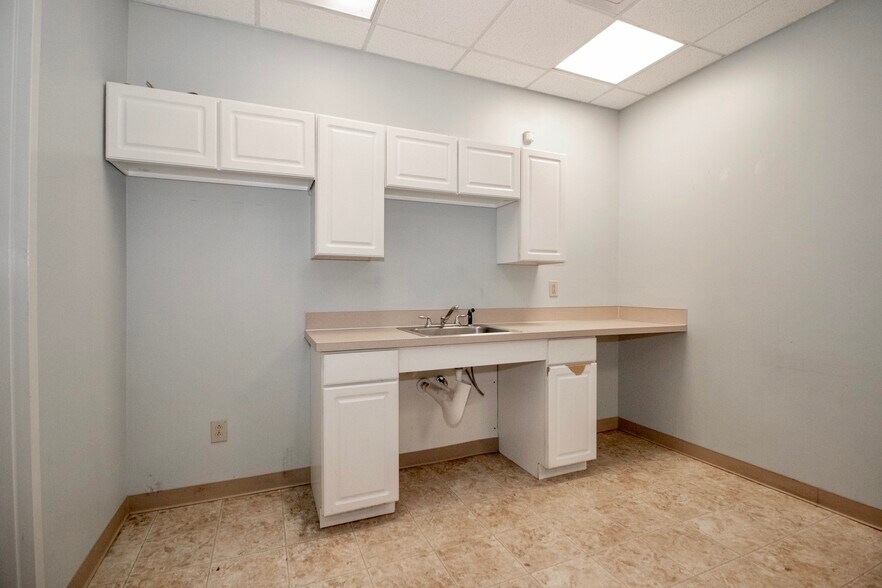 More Photos Of 285 N Main St, Troutman General Retail For Lease