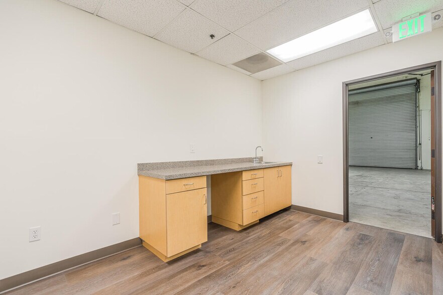 More Photos Of 4572 Telephone Rd, Ventura Warehouse For Lease